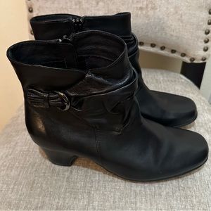 Clarks Artisan Leyden Leather Heeled Ankle Boots/Booties Sz 8.5 Black Buckle Zip